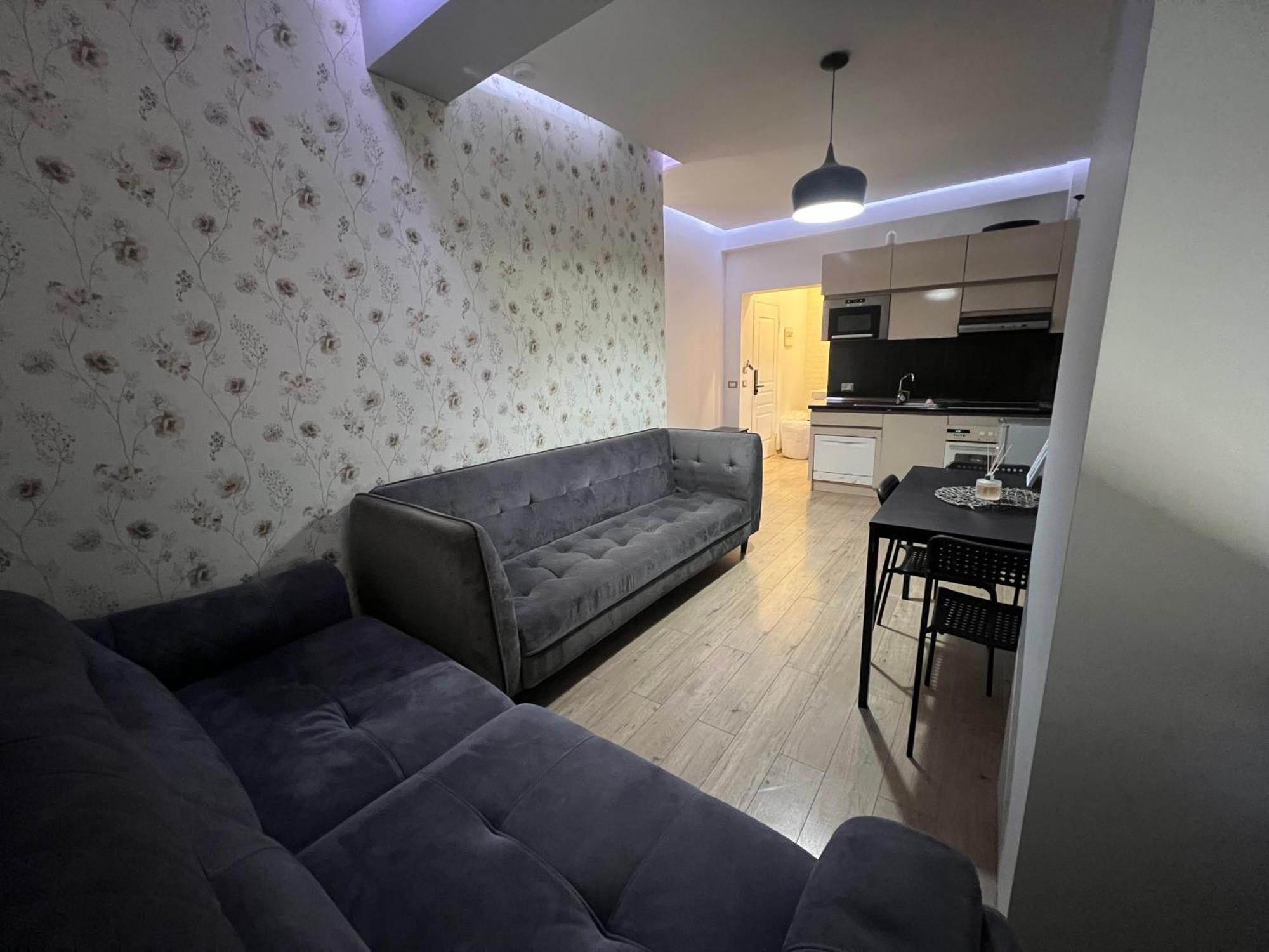 Hidden Gem In Center Apartment *